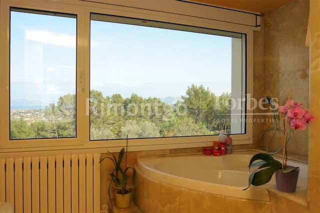 Villa in Alcudia - Mallorca 850 qm und 23.000qm Grundstück, gelegen auf einer Anhöhe mit herrlichem Blick von 360 ° in die Bucht von Pollença, die Täler und die Sierra de Tramuntana.