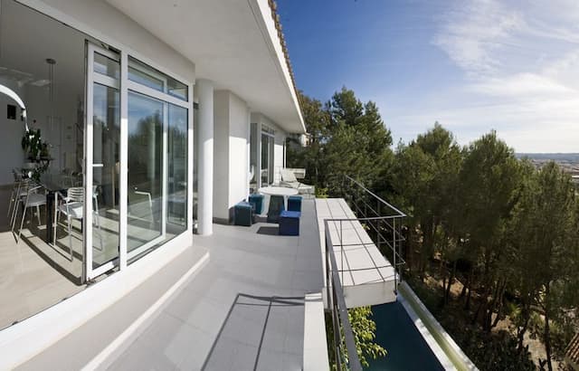 Belle villa moderne avec vue sur la mer en urbanisation La Corona de Jávea, Alicante.