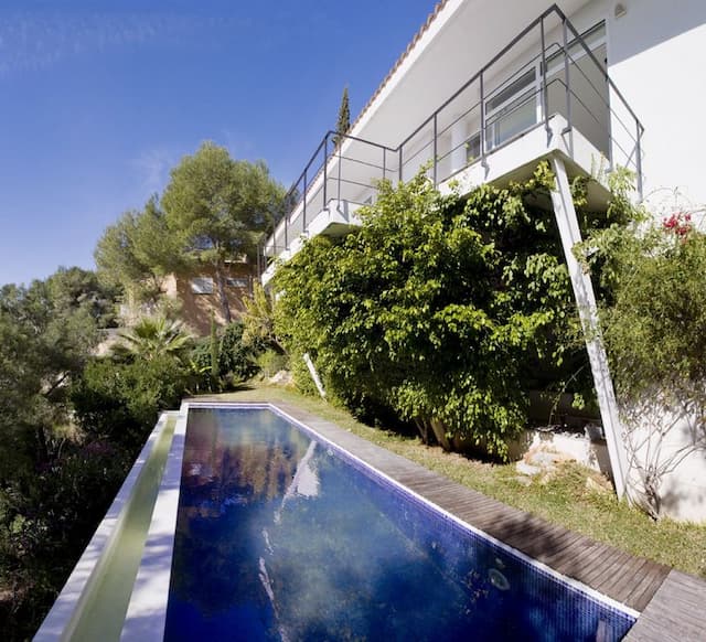 Preciosa villa de estilo moderno con vistas al mar en urbanización La Corona de Jávea, Alicante.