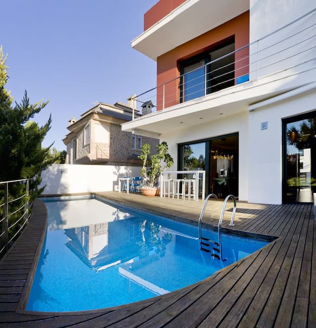Villa en Alicante de estilo moderno ubicada en la urbanización Condomina en San Juan.