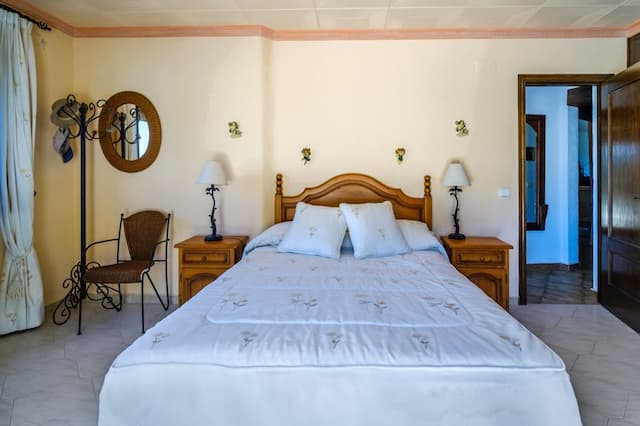 Lovely chalet with views overlooking the Bay of Jávea, Cabo San Antonio, Cabo San Martín, and Montgó. Fantastic location just 5 minutes from Arenal Beach.