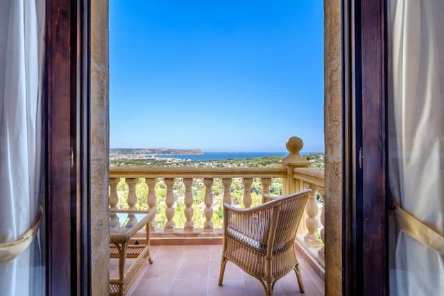 Lovely chalet with views overlooking the Bay of Jávea, Cabo San Antonio, Cabo San Martín, and Montgó. Fantastic location just 5 minutes from Arenal Beach.