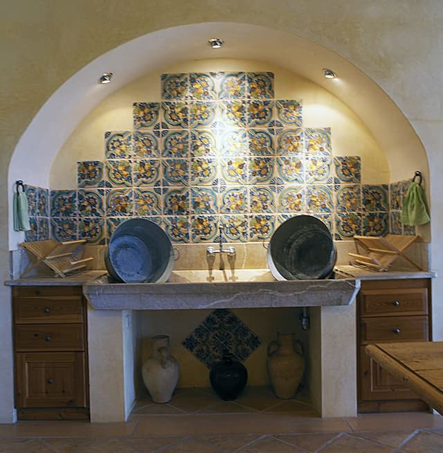 Wspaniały rustykalny dom wiejski pochodzenia islamskiego z basenem i zwierzyńcem w uprzywilejowanej części Majorki.