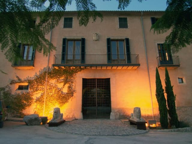 Magnificent rustic country house of Islamic origin with a pool and a game preserve in a privileged area of Mallorca.