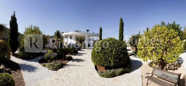 Villa spacieuse au design unique avec des vues sur la vallée et la mer avec une piscine à débordement, un spa et des jardins bien entretenus.