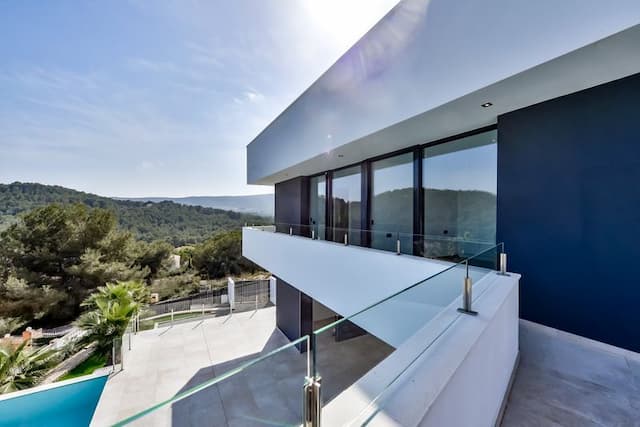 Moderne Designer-Villa mit Talblick an der Costa Blanca.