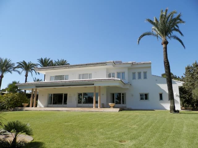Villa exclusive au charmant design intérieur, dans la zone de Cap Martí, Jávea, Espagne.