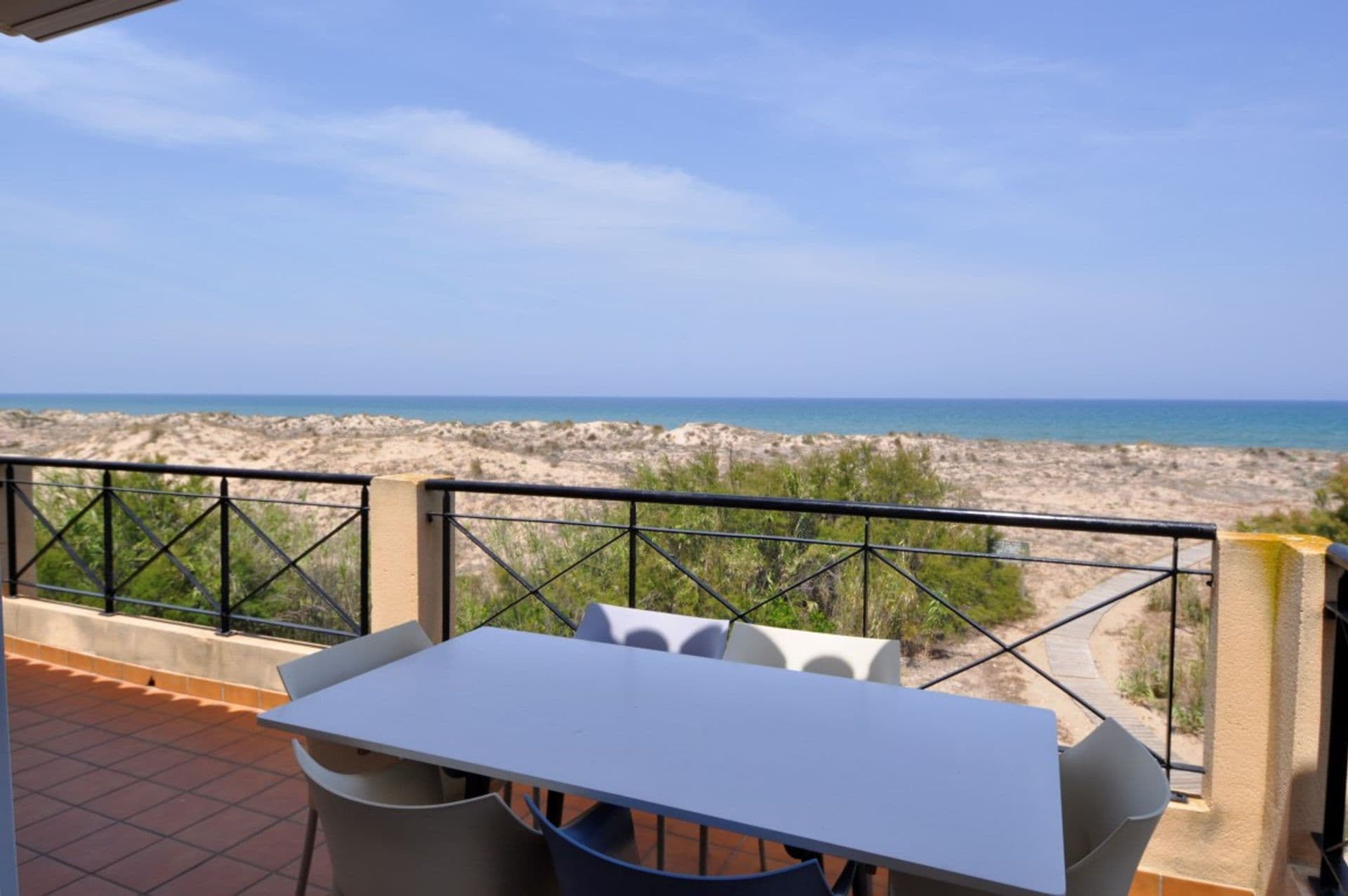Apartamento en primera línea de playa en Oliva a la venta.