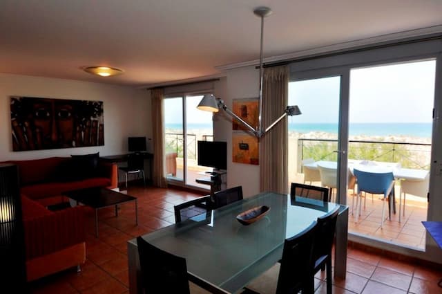 Großzügiges Appartement in erster Reihe am Strand in Oliva.