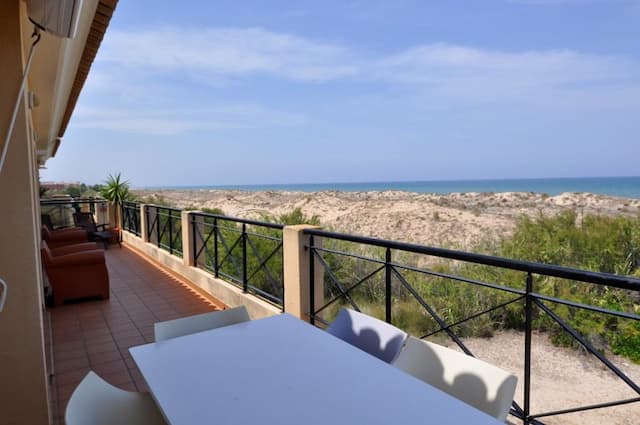 Großzügiges Appartement in erster Reihe am Strand in Oliva.