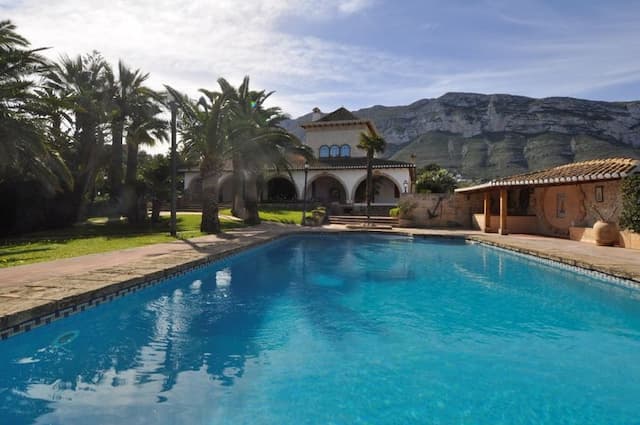 Haus in einmaligem Stil mit Swimmingpool in zauberhafter Umgebung in Dénia.