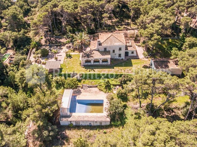 Exclusive, private finca located a few meters from the Cala Blanca beach, overlooking the sea.