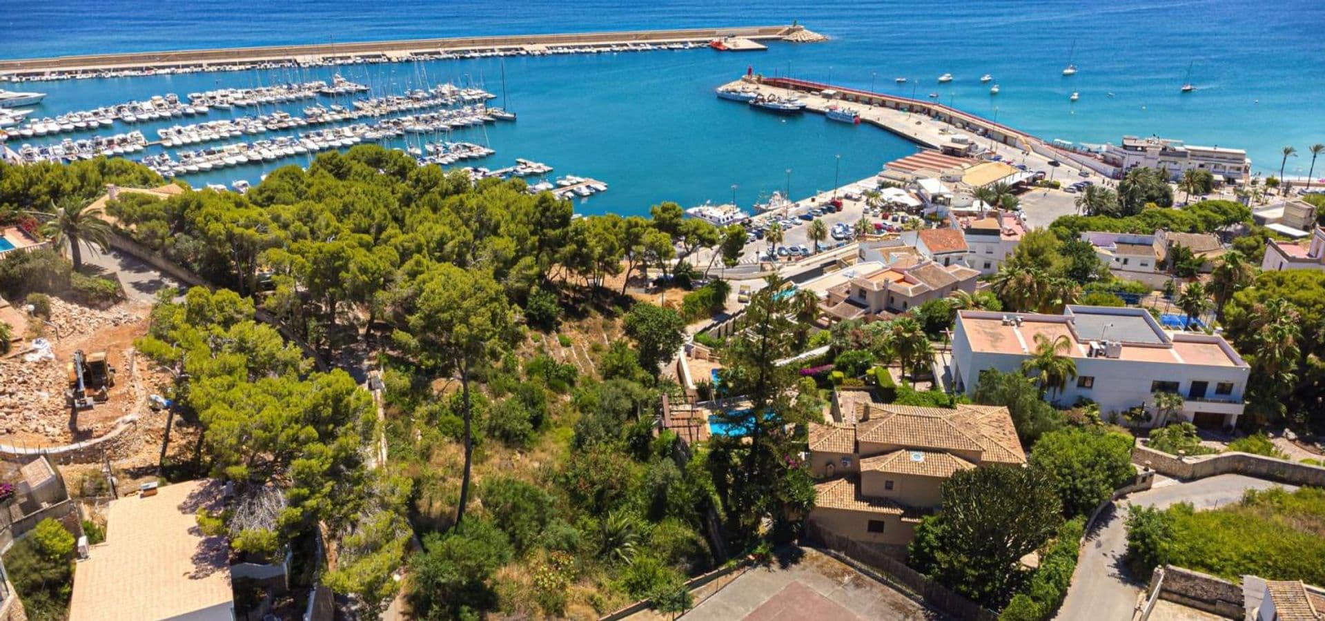 Ibiza-style property, renovated with the utmost of style. An idyllic place to enjoy the coastal lifestyle, located only a few metres from the sea in Javea, Alicante.