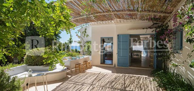 Villa im Ibiza-Stil in der Nähe des Strandes in Jávea.