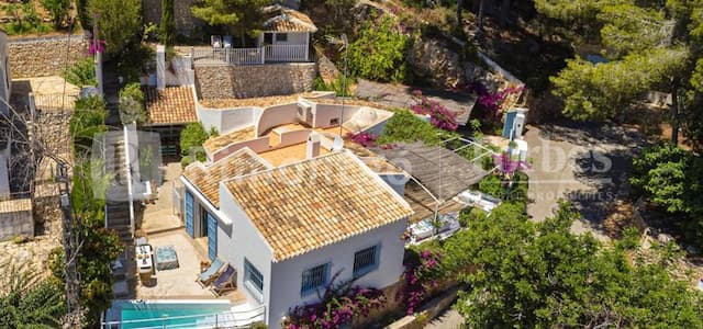 Villa im Ibiza-Stil in der Nähe des Strandes in Jávea.