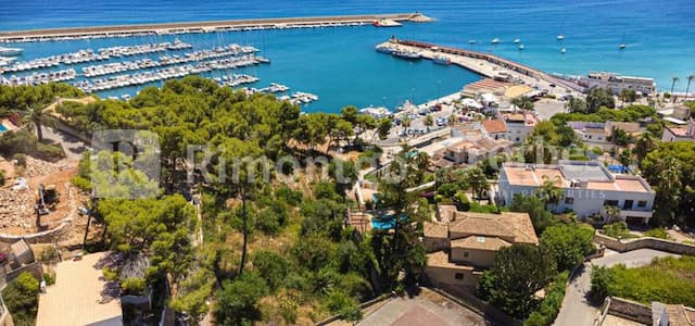 Villa im Ibiza-Stil in der Nähe des Strandes in Jávea.