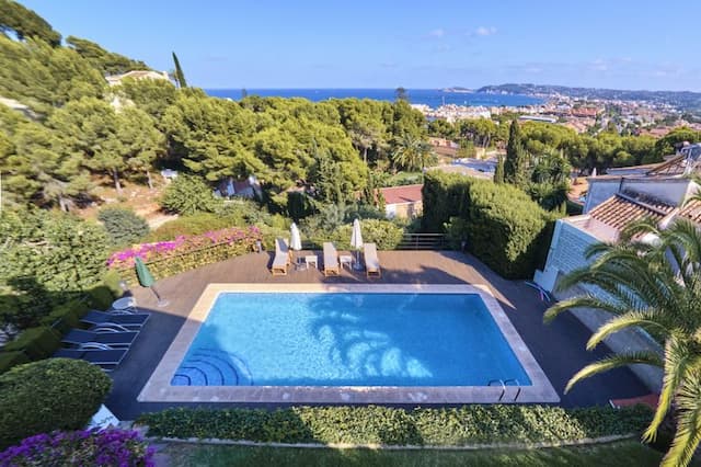 Villa con vistas al mar cerca del puerto en Jávea.