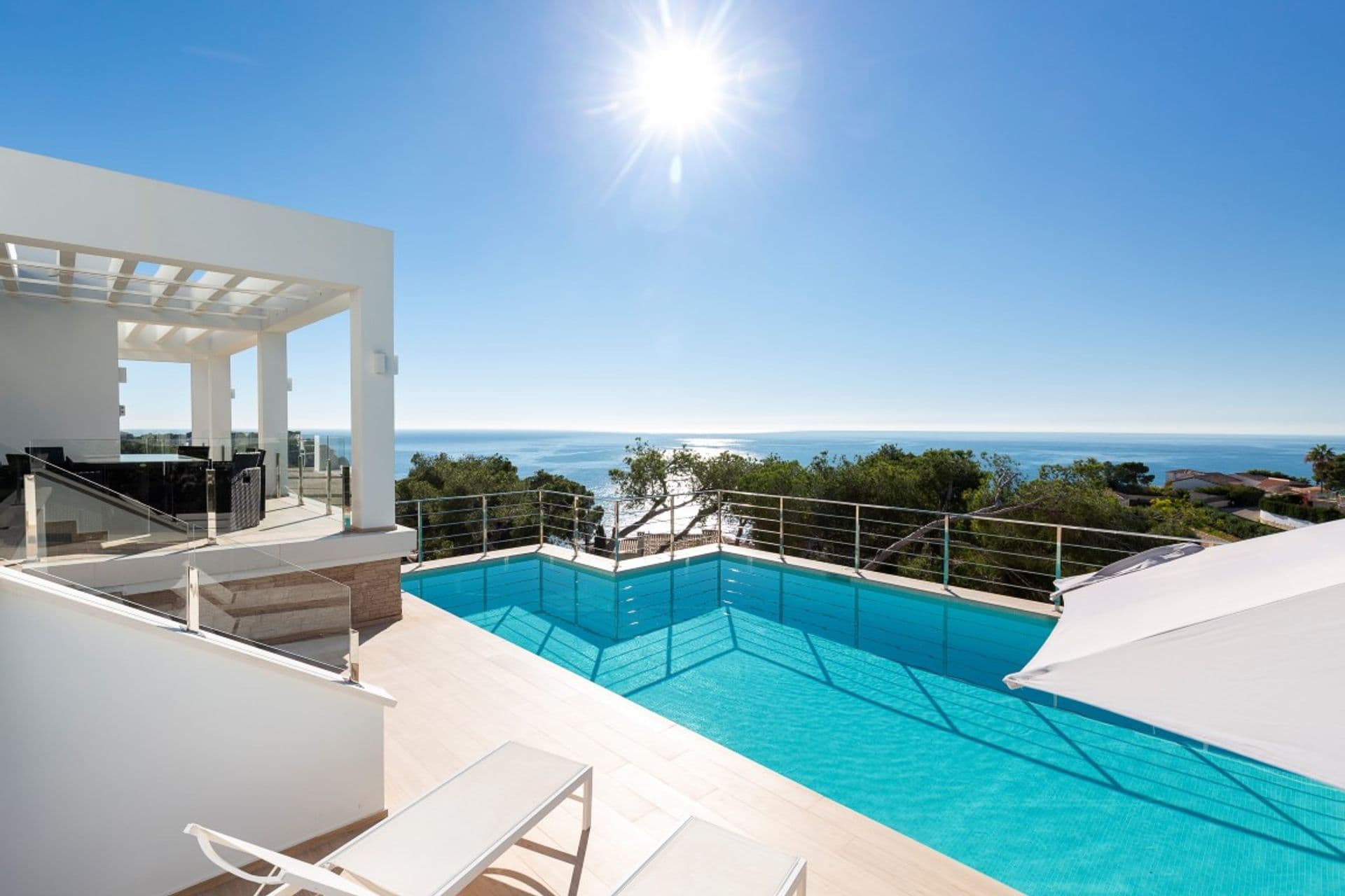 Moderne Villa mit Panorama-Blick aufs Meer an der Costa Nova Marina in Jávea.
