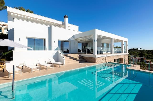 Moderne Villa mit Panorama-Blick aufs Meer an der Costa Nova Marina in Jávea.