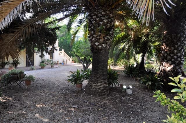 Finca im frühen zwanzigsten Jahrhundert auf einem großen Grundstück von mehr als 4.000m2 mit einem Garten, der eine Menge Privatsphäre für das Haus bietet, nur 400m von den Stränden von Arena de Dénia.