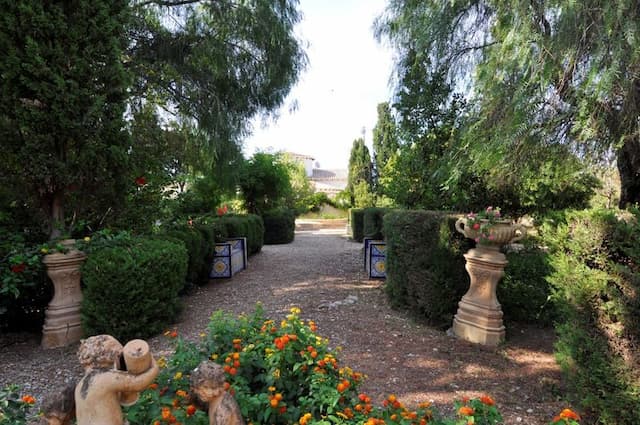 Finca im frühen zwanzigsten Jahrhundert auf einem großen Grundstück von mehr als 4.000m2 mit einem Garten, der eine Menge Privatsphäre für das Haus bietet, nur 400m von den Stränden von Arena de Dénia.