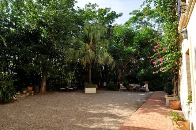 Finca zbudowany na początku XX wieku na dużym planie ponad 4000 m2 z ogrodem, który zapewnia dużą prywatność do domu, wszystkie 400 m od plaż Arena de Dénia.