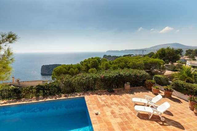 Villa de estilo rústico con vistas al mar en Ámbolo, Jávea.