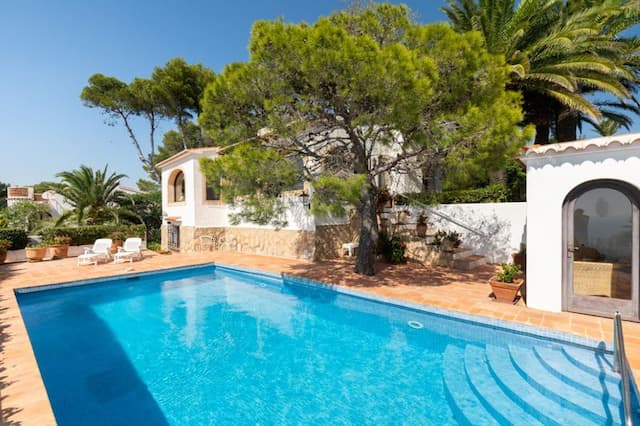 Villa de estilo rústico con vistas al mar en Ámbolo, Jávea.