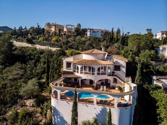 Villa mediterránea con piscina en venta en Monte Pego.