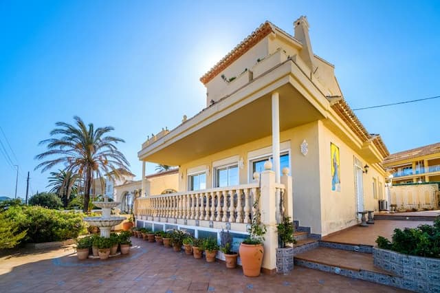 Bright beachfront villa located in Montañar I, Jávea (Alicante)