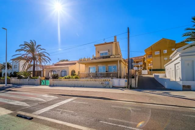 Luminosa villa en primera lía de playa ubicada en Montañar I, Jávea (Alicante)