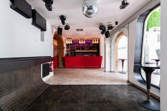 Building with pub and property for sale in Jávea's centre.