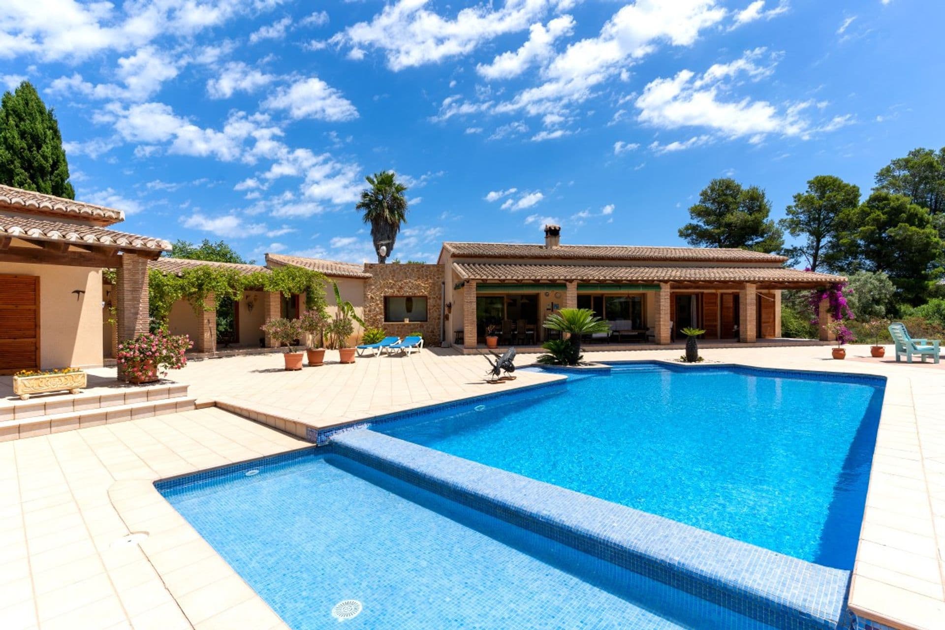 Villa with terrace areas and large pool in La Plana, Jávea.