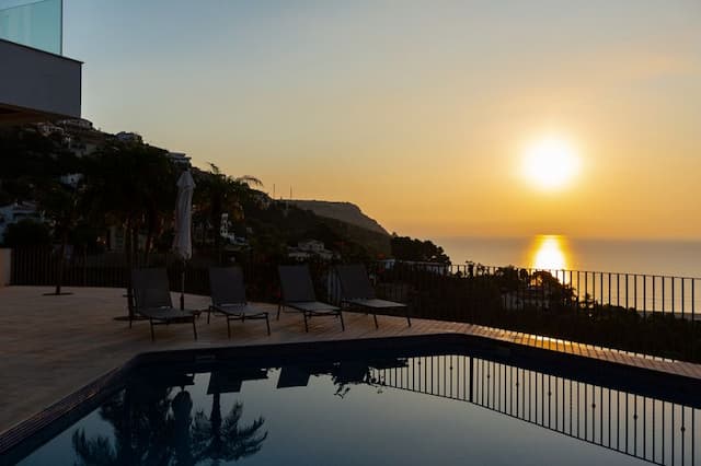 Elegant spanische Mittelmeer- Sommer-Villa, mit sehr viel Licht in den Räumen, über der Bucht von Jávea in der bekannten und beliebten Urbanisation ' La Corona ' gelegen.