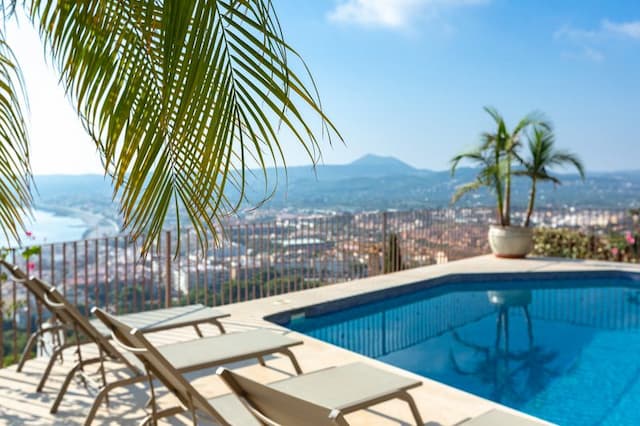 Elegant spanische Mittelmeer- Sommer-Villa, mit sehr viel Licht in den Räumen, über der Bucht von Jávea in der bekannten und beliebten Urbanisation ' La Corona ' gelegen.