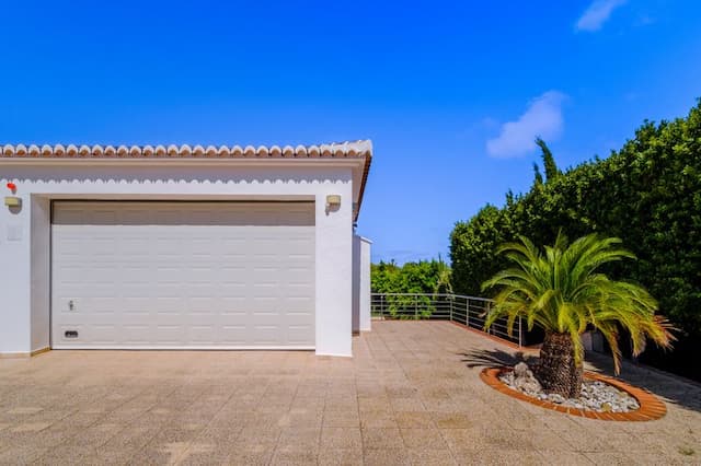 Zwei Häuser auf einem großen Grundstück von mehr als 3.500 m2 mit Blick auf das Meer und Cabo San Antonio in Jávea (Alicante), Spanien.