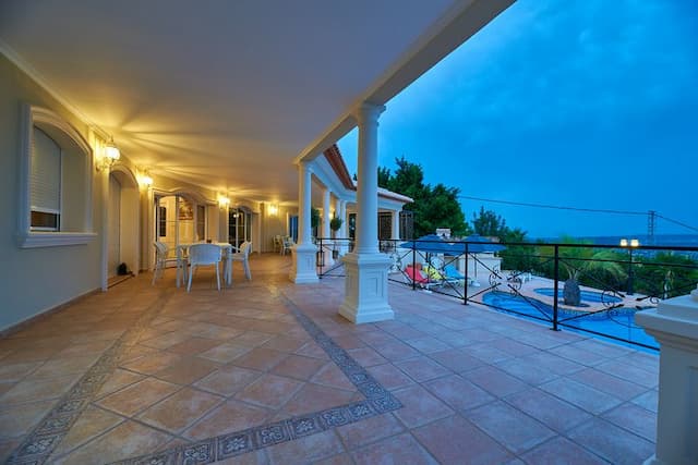 Spacieuse villa orientée sud avec vue sur la vallée dans la zone du Montgo supérieur, Jávea.