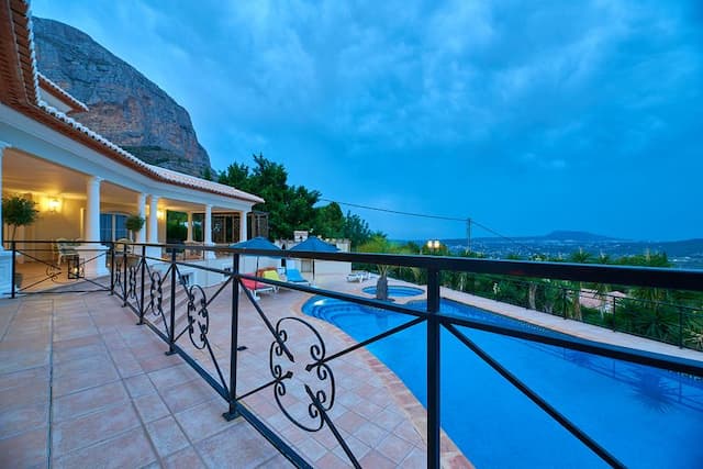 South-oriented chalet with open views of the valley on the top area of the Montgó in Jávea. 