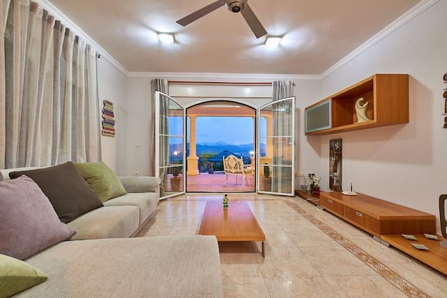 South-oriented chalet with open views of the valley on the top area of the Montgó in Jávea. 