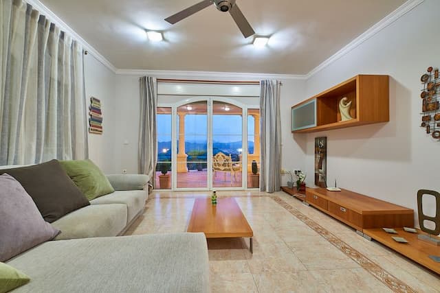 Espacioso chalet orientado al sur con vistas abiertas al valle en la zona alta del Montgó, Jávea.