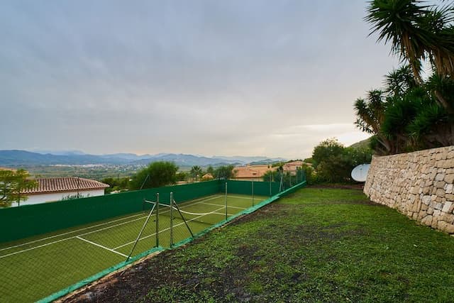 South-oriented chalet with open views of the valley on the top area of the Montgó in Jávea. 