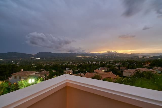 Geräumige, nach Süden ausgerichtete Villa mit freiem Blick auf das Tal im oberen Montgo-Gebiet, Jávea.