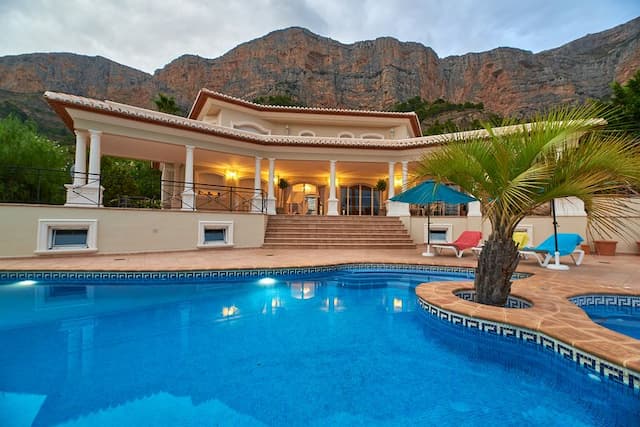 Spacieuse villa orientée sud avec vue sur la vallée dans la zone du Montgo supérieur, Jávea.