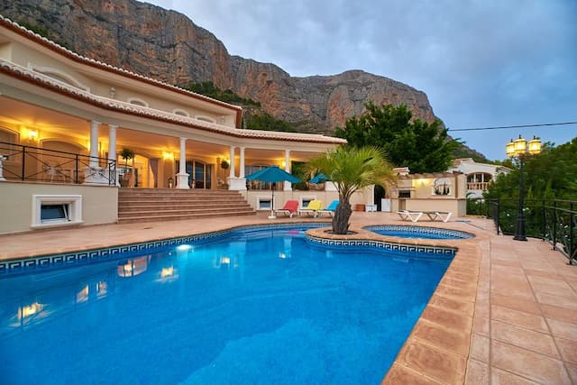 Spacieuse villa orientée sud avec vue sur la vallée dans la zone du Montgo supérieur, Jávea.