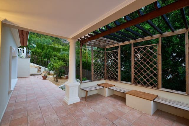 South-oriented chalet with open views of the valley on the top area of the Montgó in Jávea. 