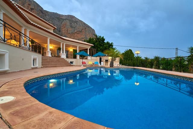 Geräumige, nach Süden ausgerichtete Villa mit freiem Blick auf das Tal im oberen Montgo-Gebiet, Jávea.