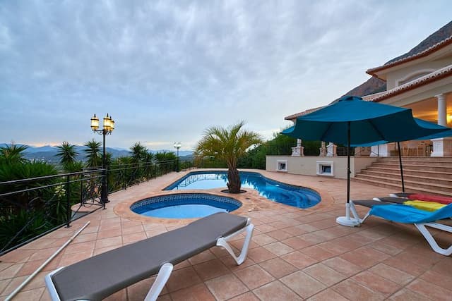 South-oriented chalet with open views of the valley on the top area of the Montgó in Jávea. 
