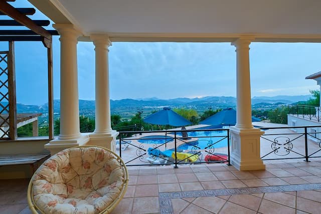 Geräumige, nach Süden ausgerichtete Villa mit freiem Blick auf das Tal im oberen Montgo-Gebiet, Jávea.