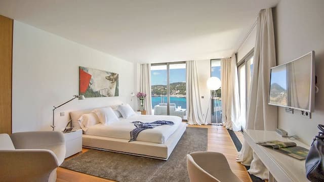 Magnificent contemporary style villa on the first line of Camp de Mar with direct access to the sea.
