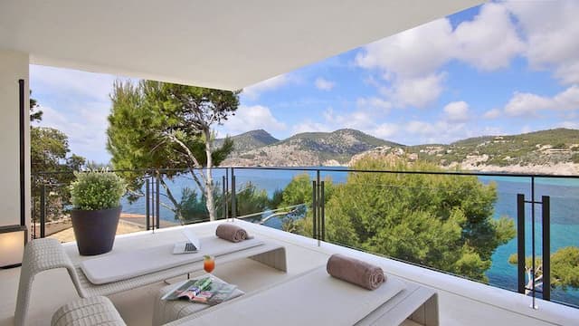 Magnifica villa de estilo contemporáneo en primera linea de Camp de Mar con acceso directo al mar.